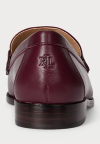 Μπορντό δερμάτινα λοφάκια με λεία υφή, διαθέτοντας ραμμένη ραφή και ανάγλυφο λογότυπο "RL" στη φτέρνα. Ξύλινος τόνος block τακούνι.