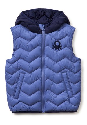 Blauwe gewatteerde mouwloze puffer-vest met capuchon, ritssluiting aan de voorkant, twee zijzakken en een klein zwart logo op de borst.