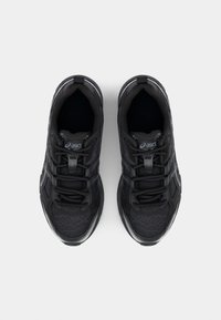 Svarta sportskor med textilmaterial och förstärkta gummisulor. Funktioner inkluderar snörning och logotyp på tungan.