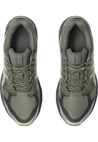 Grüne Sportschuhe mit einem atmungsaktiven Mesh-Obermaterial, strukturierten Paneelen, gepolsterten Sohlen und traditionellem Schnürsystem. Gummielemente an der Zehenpartie.