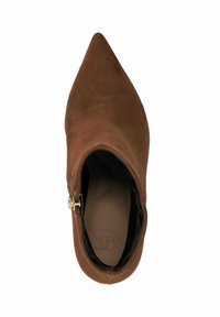 Bottine en suede marron avec un bout pointu et une fermeture éclair sur le côté ; présente une finition lisse et mate ainsi qu'un design de talon effilé.