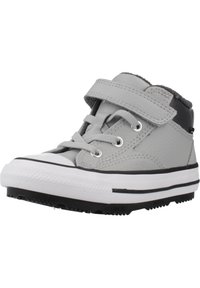 Baskets montantes grises avec accents noirs, tige en cuir, semelle blanche, strap Velcro et capuchon en caoutchouc. Surface texturée pour une meilleure adhérence.