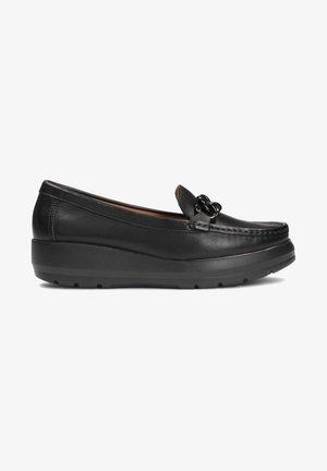 Mocassins en cuir noir avec un bout arrondi, présentant un accent décoratif en chaîne sur le dessus et une semelle en caoutchouc épaisse et texturée.