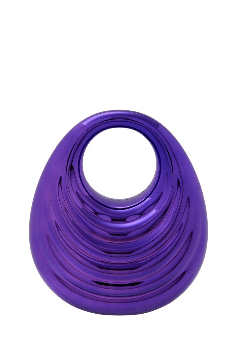 Fioletowy ceramiczny wazon o gładkiej, błyszczącej powierzchni, z zaokrąglonym kształtem i koncentrycznymi okrągłymi wcięciami wokół szyi.