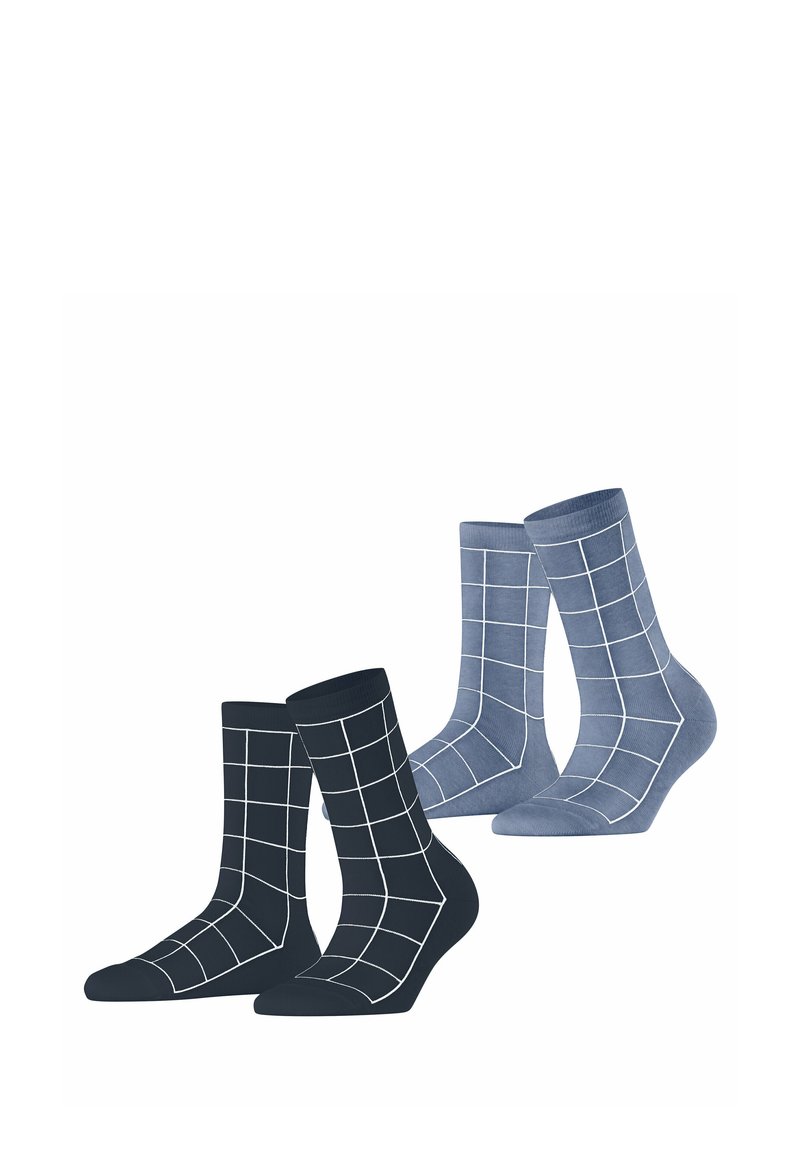 Zwei Paar Socken mit einem Gittermuster; eines in Dunkelblau mit weißen Linien, das andere in Hellblau mit weißen Linien. Baumwollmischung.