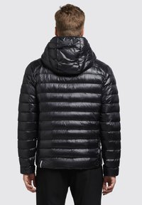 Jachetă puffer neagră cu un finisaj strălucitor, quiltig orizontal, glugă ajustabilă și un design slim-fit. Are buzunare cu fermoar și manșete elastice.