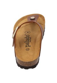 Sandalo in pelle marrone con suola in sughero, soletta in camoscio e una fibbia argentata. Presenta un design contornato e con punta aperta.
