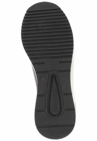 Suola di sneaker in gomma nera con scanalature orizzontali, una cresta centrale e branding in rilievo. Include simboli per la taglia e il riciclo.
