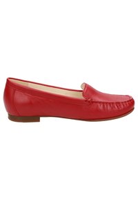 Rode leren platte schoen met een ronde neus, slip-on ontwerp en een gestikte accent langs de voorkant. Platte rubberen zool, geen zichtbare patronen.