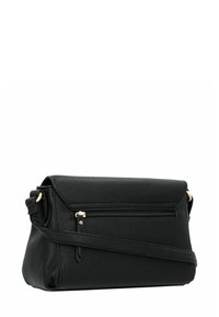 Schwarze Lederschultertasche mit strukturiertem Finish, einer vorderen Reißverschlusstasche und einem abnehmbaren Tragegurt. Schlichte rechteckige Form mit goldenen Beschlägen.