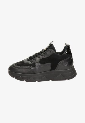 Zapatillas negras que combinan ante y cuero grabado, con una suela de goma gruesa y detalles de costura prominentes.