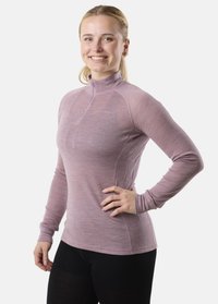 Maglia sportiva a maniche lunghe di colore viola chiaro con colletto a mezza zip, caratterizzata da cuciture a contrasto e dal design aderente. Tessuto liscio e elastico.
