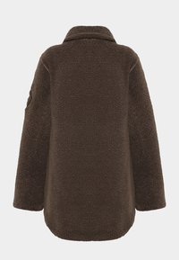 Brun fleecejakke med en tekstureret finish, bred krave og lange ærmer. Lænden er rundet og i taljelængde for en oversized pasform.