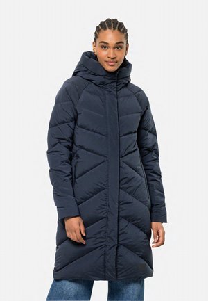 Marineblauwe gewatteerde jas met capuchon, met een gestikt ontwerp, lange mouwen en een rechte snit. Glad, lichtgewicht materiaal.