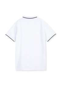 Biała koszulka polo z krótkim rękawem, z ribbowanym kołnierzykiem wykończonym granatowym obszyciem oraz gładkim, nieozdobionym tyłem.