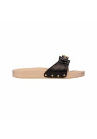 Houten slipper met zwarte leren band, gouden metalen studs en een verstelbare gouden gesp op een witte achtergrond.