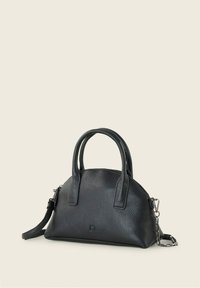 Borsa a mano in pelle nera con finitura testurizzata, forma arrotondata, due manici corti e una tracolla a catena staccabile.