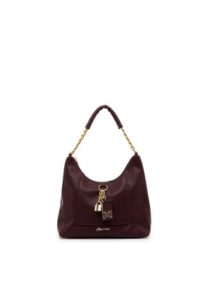 Borsa a mano in pelle marrone scuro con manico a catena dorata, ciondolo a forma di lucchetto dorato e targhetta con logo monocromatico sul davanti su sfondo bianco.