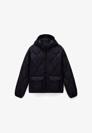 Schwarze gesteppte Jacke mit Kapuze, ausgestattet mit einem Reißverschluss vorne, zwei Fronttaschen, elastischen Bündchen und einem strukturierten, wellenförmigen Muster.