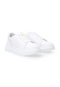 Weiße Sneaker aus Leder mit durchlüfteten Seitenpanelen, runder Zehenpartie und flacher Gummisohle. Verfügt über ein klassisches Schnürdesign und eine kontrastierende Fersenschlaufe.
