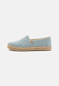 Lyseblå espadriller med slip-on-design, laget av mykt stoff og en s�åle av jute-rep, med en sydd design og en avslappet silhuett.