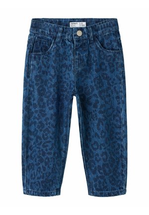Blå denim bukser til småbørn med mørkt leopardprint, forreste knap og lommer, vist fladt på hvid baggrund.