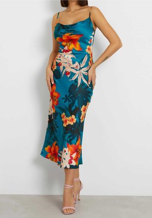 Robe en satin à fleurs avec des motifs vibrants d'orange et de rose sur fond teal, avec des bretelles spaghetti fines et une silhouette ajustée.