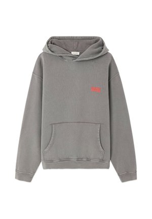 Grijze hoodie met een kangoeroezak, capuchon met trekkoord en een rood "American Vintage" logo op de borst; gemaakt van een zachte katoenmix.
