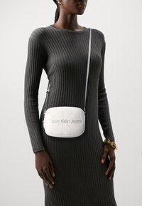 Calvin Klein Jeans SCULPTED CAMERA MONO - Torba preko tijela - white/silver-coloured