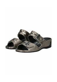 Metallic sølv slide sandaler med en struktureret finish, åben tå design og to stropper med dekorative spænder. Lav sort hæl.