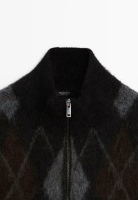 Maglione a zip in maglia con motivo a diamante nelle tonalità di nero, grigio e marrone, con una consistenza morbida e dettagli in zip argentata sul davanti.