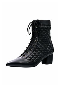 Botín negro hasta el tobillo con diseño acolchado, punta afilada, parte delantera con cordones y ojales dorados. Elaborado en cuero con tacón cuadrado para mayor estabilidad.