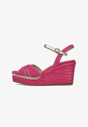 Rosa Keilsandale mit geflochtenem Plateau, überkreuzten Wildlederriemen und goldener Schnalle am Knöchelriemen.