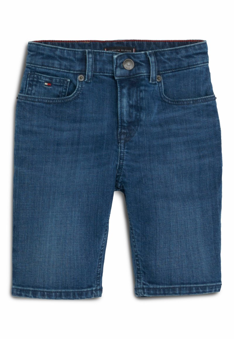 Blaue Jeans-Shorts in Kniehöhe mit Knopfverschluss, Gürtelschlaufen und kleiner Fronttasche, die ein rot-weiß-blaues Markenlogo zeigt.
