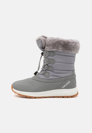 Bota de invierno aislada en gris con puño de piel sintética, cordones delanteros, suela de goma y logotipo de la marca "Viking" en el talón.