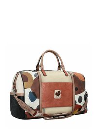 Sac de voyage en cuir multicolore avec des motifs abstraits, accents beige, base noire texturée et poignées doubles. Sangle d'épaule réglable incluse.