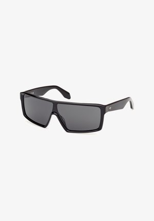 Ochelari de soare rectangulaire negri cu lentile gri închis. Cadru din plastic gros, design unghiular și accente metalice subtile pe tâmple.