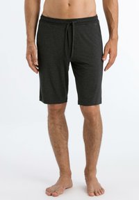 Donkergrijze shorts van zacht materiaal, met een elastische tailleband met een trekkoord, eindigend net boven de knieën, met een soepele textuur.