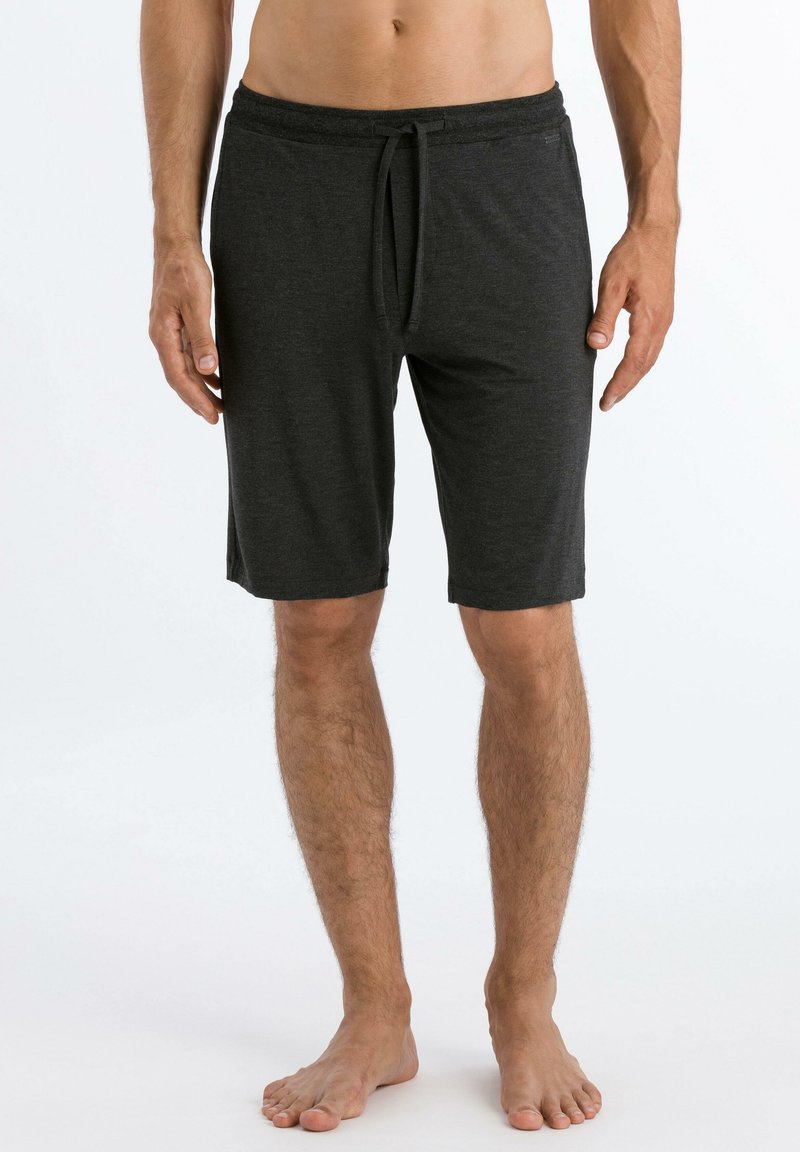 Donkergrijze shorts van zacht materiaal, met een elastische tailleband met een trekkoord, eindigend net boven de knieën, met een soepele textuur.