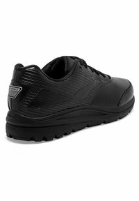 Schwarzer Sportschuh aus Synthetikmaterial mit strukturierten Akzenten, gepolstertem Kragen und Gummisohle für Grip und Langlebigkeit.