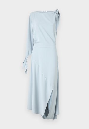 Vestido azul claro, una manga larga con un acento atado, dobladillo asimétrico, textura suave y diseño de caída fluida.