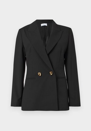 Veston noir sur mesure avec manches longues, revers crantés, deux boutons décoratifs dorés et poches à fente sur le devant.