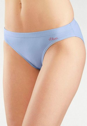 Hellblaue Damen-Slip-Unterwäsche an Taille und Hüften, mit kleinem roten s.Oliver-Logo an der linken Seite.