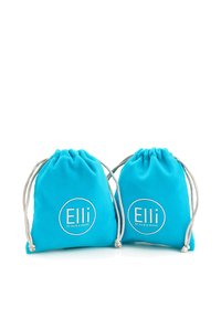 Due piccoli sacchetti con coulisse in tessuto turchese brillante con accenti argento; presenta il logo in rilievo "Elli by Julie & Grace".