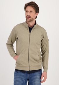 Sudadera taupe con cremallera, cuello alto, mangas largas y bolsillos frontales. Fabricada en un tejido suave con una textura sutil y un corte moderno.