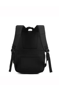 Zaino nero con spallacci imbottiti, superficie texturizzata, multiple tasche e fibbie regolabili; progettato per comfort e capacità di stoccaggio.