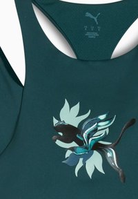 Top deportivo sin mangas de color verde oscuro, con un gráfico abstracto de un gato negro y acentos florales en tonos verde azulado y verde claro. Textura de malla cerca del escote.