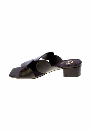 Sandalo mule nero con punta aperta, cinturini in pelle smerlata e tacco basso a blocco.