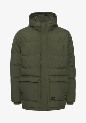 Giubbotto imbottito verde oliva con cappuccio, caratterizzato da pannelli quilted orizzontali, due tasche frontali e un'etichetta con il marchio nella parte anteriore inferiore.