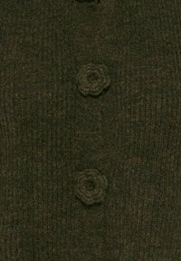 Cardigan vert tricoté avec un tissu texturé, des boutons fleurs en tricot ronds et un motif côtelé vertical.